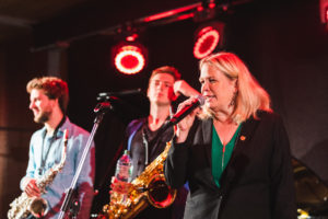 Jazz in den Ministergärten // Dr. Antje Draheim (Landesvertretung Mecklenburg-Vorpommern) begrüßt die Musiker (c) Konstantin Börner