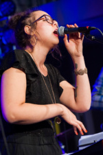 Karla Lee & Band - Karla Lee – Voc/Synthesizer, Hannes Gajowski – Gitarre, Lukas Scherer – E Piano, Simon Zauels – E Bass, Julian Duprat – Schlagzeug, Landesvertretung Saarland - Jazz in den Ministergärten 2017