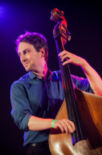 Henning Schiewer (bass) - Trio Fuchs - Simon Wupper (drums), Henning Schiewer (bass) und Julian Fuchs (piano) - Landesvertretung Mecklenburg-Vorpommern - Jazz in den Ministergärten 2017