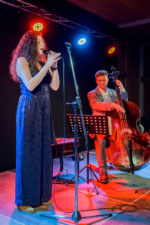 Duo Kiki Manders und Jaro - Kiki Manders Gesang, Kontrabassist und Komponist Jaro - Chritsian Jajorslawski - Landesvertretung Mecklenburg-Vorpommern - Jazz in den Ministergärten 2017