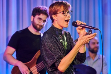 IMA KYO - Besetzung: Maria Kaulbarsch (voc), Winfried Rimbach-Sator (p, synth), Eduardo Sabella (b), Johannes Lüttgen (dr) - Berlin, DEU, 18.10.2019: Jazz in den Ministergärten 2019 - Landesvertretung Rheinland-Pfalz , Deutschland, Germany, Landesvertretung Rheinland-Pfalz, Berlin-Mitte, SCHILKE_20191018190429 [ Photo-copyright © Detlev Schilke, Postfach 350802, 10217 Berlin, Germany - Mobile: +49 170 3110119, photo@detschilke.de, www.detschilke.de - Jegliche Nutzung nur gegen Honorar nach MFM, Urhebernachweis nach Par. 13 UrhG und Belegexemplare. Only editorial use, advertising after agreement! Eventuell notwendige Einholung von Rechten Dritter, wie Persönlichkeits-, Eigentums-, Kunst- und Markenrechte, wird nicht zugesichert, falls nicht anders vermerkt. No Model Release! No Property Release! AGB: https://www.detschilke.de/terms.html ]
