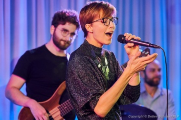IMA KYO - Besetzung: Maria Kaulbarsch (voc), Winfried Rimbach-Sator (p, synth), Eduardo Sabella (b), Johannes Lüttgen (dr) - Berlin, DEU, 18.10.2019: Jazz in den Ministergärten 2019 - Landesvertretung Rheinland-Pfalz , Deutschland, Germany, Landesvertretung Rheinland-Pfalz, Berlin-Mitte, SCHILKE_20191018190429 [ Photo-copyright © Detlev Schilke, Postfach 350802, 10217 Berlin, Germany - Mobile: +49 170 3110119, photo@detschilke.de, www.detschilke.de - Jegliche Nutzung nur gegen Honorar nach MFM, Urhebernachweis nach Par. 13 UrhG und Belegexemplare. Only editorial use, advertising after agreement! Eventuell notwendige Einholung von Rechten Dritter, wie Persönlichkeits-, Eigentums-, Kunst- und Markenrechte, wird nicht zugesichert, falls nicht anders vermerkt. No Model Release! No Property Release! AGB: https://www.detschilke.de/terms.html ]