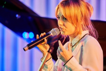 pyu - Besetzung: Alexandra Pugh (Gesang, Thelevi), Kerstin Haberecht (Alt Sax, Chor), Jens Mackenthun (Gitarre), Lukas Moriz (Piano, Rhodes, Hammond), Peter Crighton (Bass, Chor), Pit Marquardt (Schlagzeug) - Berlin, DEU, 18.10.2019: Jazz in den Ministergärten 2019 - Landesvertretung Rheinland-Pfalz , Deutschland, Germany, Landesvertretung Rheinland-Pfalz, Berlin-Mitte, SCHILKE_20191018204633 [ Photo-copyright © Detlev Schilke, Postfach 350802, 10217 Berlin, Germany - Mobile: +49 170 3110119, photo@detschilke.de, www.detschilke.de - Jegliche Nutzung nur gegen Honorar nach MFM, Urhebernachweis nach Par. 13 UrhG und Belegexemplare. Only editorial use, advertising after agreement! Eventuell notwendige Einholung von Rechten Dritter, wie Persönlichkeits-, Eigentums-, Kunst- und Markenrechte, wird nicht zugesichert, falls nicht anders vermerkt. No Model Release! No Property Release! AGB: https://www.detschilke.de/terms.html ]