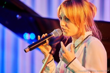 pyu - Besetzung: Alexandra Pugh (Gesang, Thelevi), Kerstin Haberecht (Alt Sax, Chor), Jens Mackenthun (Gitarre), Lukas Moriz (Piano, Rhodes, Hammond), Peter Crighton (Bass, Chor), Pit Marquardt (Schlagzeug) - Berlin, DEU, 18.10.2019: Jazz in den Ministergärten 2019 - Landesvertretung Rheinland-Pfalz , Deutschland, Germany, Landesvertretung Rheinland-Pfalz, Berlin-Mitte, SCHILKE_20191018204633 [ Photo-copyright © Detlev Schilke, Postfach 350802, 10217 Berlin, Germany - Mobile: +49 170 3110119, photo@detschilke.de, www.detschilke.de - Jegliche Nutzung nur gegen Honorar nach MFM, Urhebernachweis nach Par. 13 UrhG und Belegexemplare. Only editorial use, advertising after agreement! Eventuell notwendige Einholung von Rechten Dritter, wie Persönlichkeits-, Eigentums-, Kunst- und Markenrechte, wird nicht zugesichert, falls nicht anders vermerkt. No Model Release! No Property Release! AGB: https://www.detschilke.de/terms.html ]