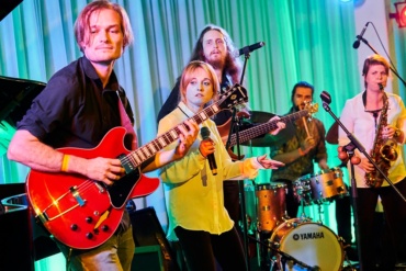 pyu - Besetzung: Alexandra Pugh (Gesang, Thelevi), Kerstin Haberecht (Alt Sax, Chor), Jens Mackenthun (Gitarre), Lukas Moriz (Piano, Rhodes, Hammond), Peter Crighton (Bass, Chor), Pit Marquardt (Schlagzeug) - Berlin, DEU, 18.10.2019: Jazz in den Ministergärten 2019 - Landesvertretung Rheinland-Pfalz , Deutschland, Germany, Landesvertretung Rheinland-Pfalz, Berlin-Mitte, SCHILKE_20191018210015 [ Photo-copyright © Detlev Schilke, Postfach 350802, 10217 Berlin, Germany - Mobile: +49 170 3110119, photo@detschilke.de, www.detschilke.de - Jegliche Nutzung nur gegen Honorar nach MFM, Urhebernachweis nach Par. 13 UrhG und Belegexemplare. Only editorial use, advertising after agreement! Eventuell notwendige Einholung von Rechten Dritter, wie Persönlichkeits-, Eigentums-, Kunst- und Markenrechte, wird nicht zugesichert, falls nicht anders vermerkt. No Model Release! No Property Release! AGB: https://www.detschilke.de/terms.html ]