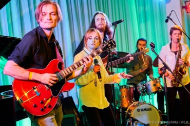 pyu - Besetzung: Alexandra Pugh (Gesang, Thelevi), Kerstin Haberecht (Alt Sax, Chor), Jens Mackenthun (Gitarre), Lukas Moriz (Piano, Rhodes, Hammond), Peter Crighton (Bass, Chor), Pit Marquardt (Schlagzeug) - Berlin, DEU, 18.10.2019: Jazz in den Ministergärten 2019 - Landesvertretung Rheinland-Pfalz , Deutschland, Germany, Landesvertretung Rheinland-Pfalz, Berlin-Mitte, SCHILKE_20191018204633 [ Photo-copyright © Detlev Schilke, Postfach 350802, 10217 Berlin, Germany - Mobile: +49 170 3110119, photo@detschilke.de, www.detschilke.de - Jegliche Nutzung nur gegen Honorar nach MFM, Urhebernachweis nach Par. 13 UrhG und Belegexemplare. Only editorial use, advertising after agreement! Eventuell notwendige Einholung von Rechten Dritter, wie Persönlichkeits-, Eigentums-, Kunst- und Markenrechte, wird nicht zugesichert, falls nicht anders vermerkt. No Model Release! No Property Release! AGB: https://www.detschilke.de/terms.html ]