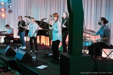 pyu - Besetzung: Alexandra Pugh (Gesang, Thelevi), Kerstin Haberecht (Alt Sax, Chor), Jens Mackenthun (Gitarre), Lukas Moriz (Piano, Rhodes, Hammond), Peter Crighton (Bass, Chor), Pit Marquardt (Schlagzeug) - Berlin, DEU, 18.10.2019: Jazz in den Ministergärten 2019 - Landesvertretung Rheinland-Pfalz , Deutschland, Germany, Landesvertretung Rheinland-Pfalz, Berlin-Mitte, SCHILKE_20191018204633 [ Photo-copyright © Detlev Schilke, Postfach 350802, 10217 Berlin, Germany - Mobile: +49 170 3110119, photo@detschilke.de, www.detschilke.de - Jegliche Nutzung nur gegen Honorar nach MFM, Urhebernachweis nach Par. 13 UrhG und Belegexemplare. Only editorial use, advertising after agreement! Eventuell notwendige Einholung von Rechten Dritter, wie Persönlichkeits-, Eigentums-, Kunst- und Markenrechte, wird nicht zugesichert, falls nicht anders vermerkt. No Model Release! No Property Release! AGB: https://www.detschilke.de/terms.html ]